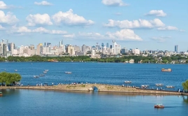 刘晓庆因豪宅被盗迟到2小时，李小冉哭着道歉，网友：剧本太真