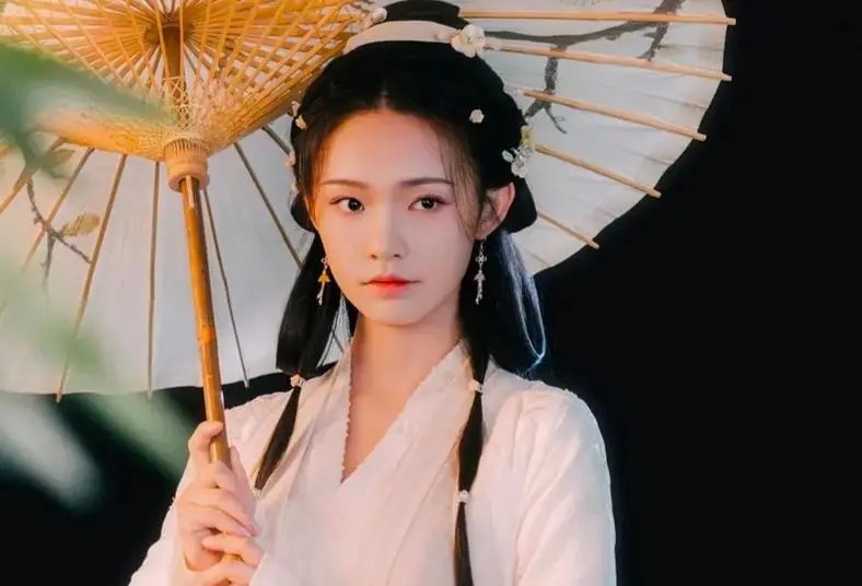 朱珠回应翁青雅道歉：跨界主持风波背后的思考