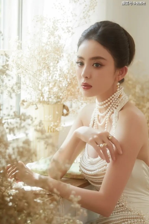 杨颖直播状态引热议：瞪眼尬笑撞脸戚薇，人气惨淡显“掉咖”困境