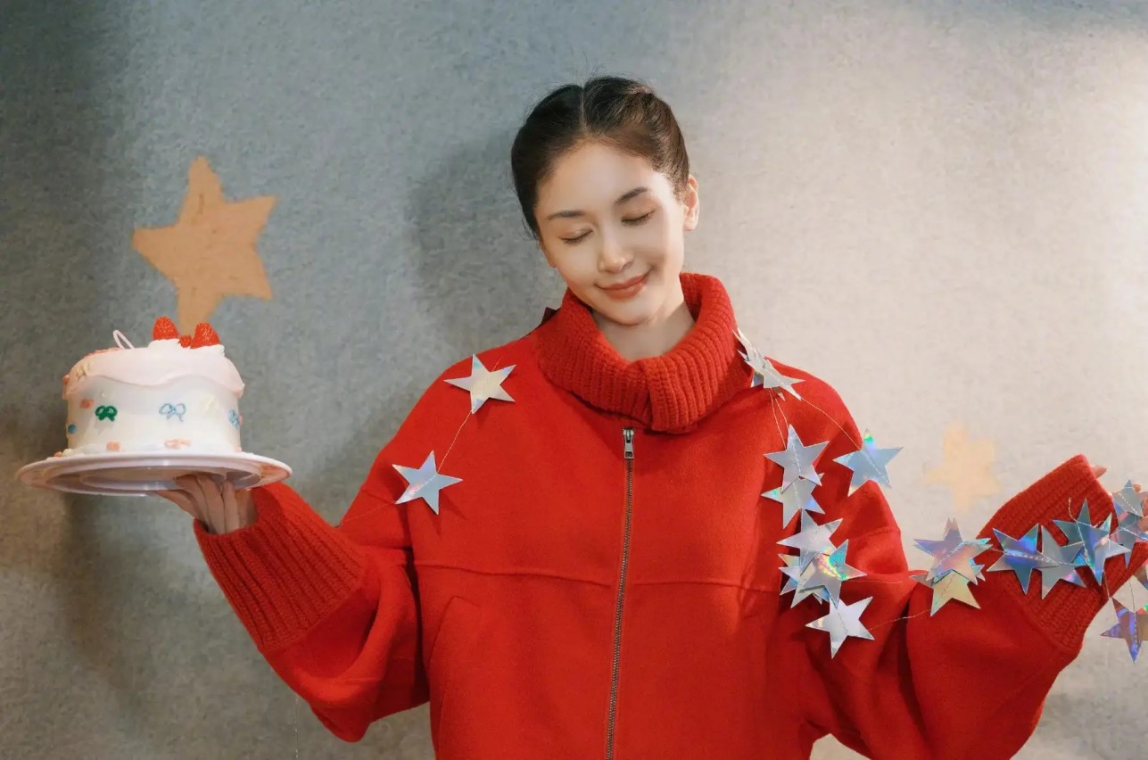 黄子韬回老婆家过年，穿大花棉睡衣被说土，徐艺洋一句“哪里土”霸气护夫