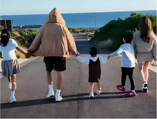 关晓彤“黑丝西装”杀疯了！漫画腿分分钟拿捏真的很美很吸睛，从“国民闺女”到冷艳女神的彻底蜕变