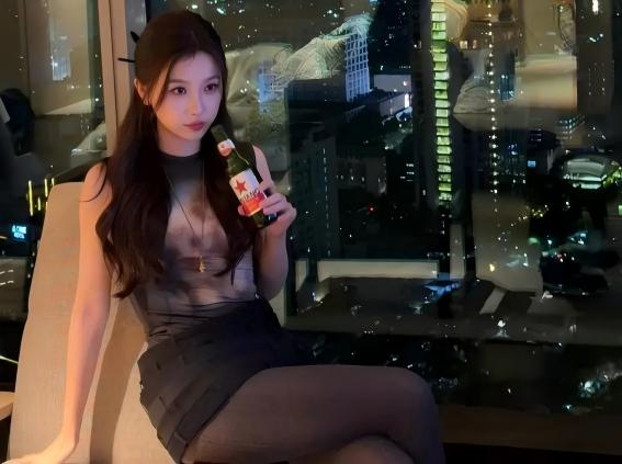 冯小刚徐帆19岁养女徐朵晒全家福 首次与父母同框工作