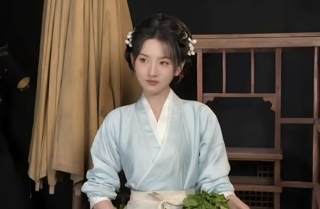 姚晨离婚，凌潇肃冲上热搜，人到中年的他演出机会越来越少