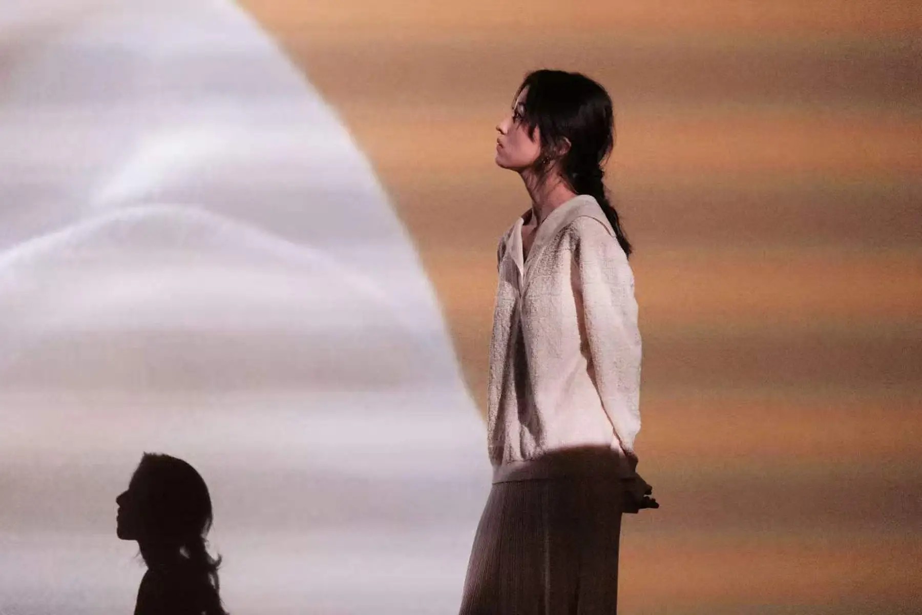 萧敬腾夫妇西班牙街头喂食，林有慧素颜出镜，年龄差挡不住的甜蜜