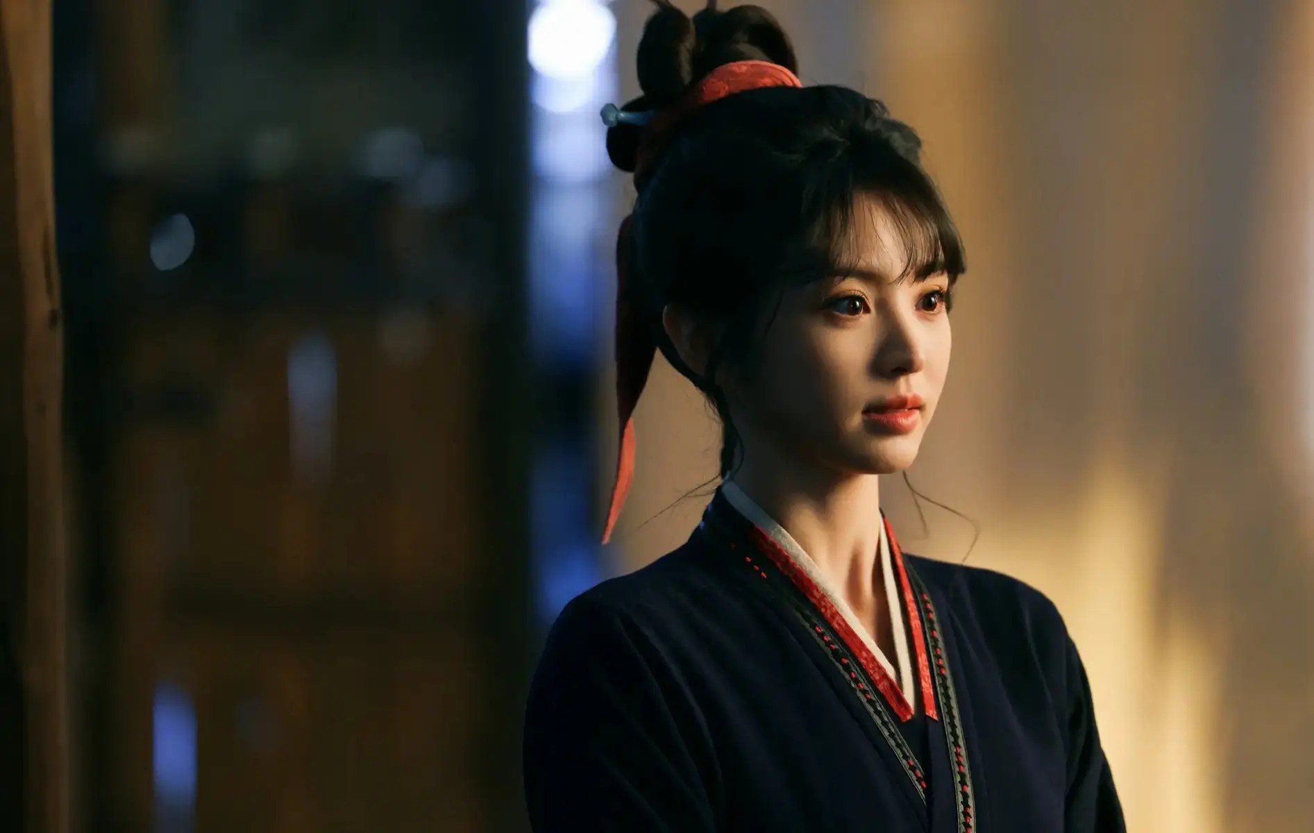 关之琳新剪了波纹短发年轻20岁，穿白色连衣裙，美得像换了个人