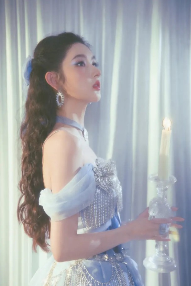 黄仁勋的清醒预言：AI时代最不缺程序员，最稀缺的是“能落地的手艺”