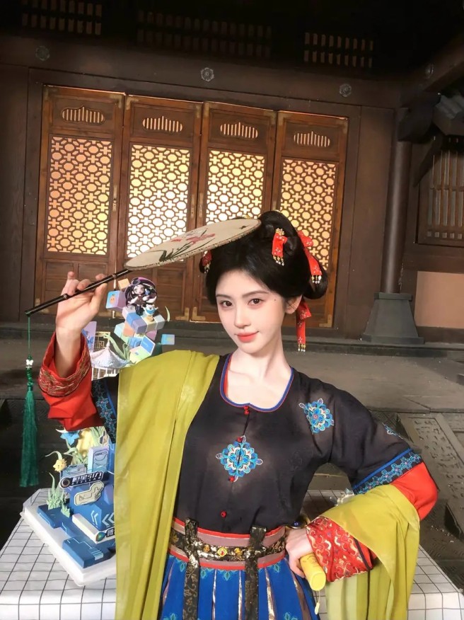 硬核撑腰！向佐向佑首度合体直播人气爆十万+，向太空降豪刷登顶榜一
